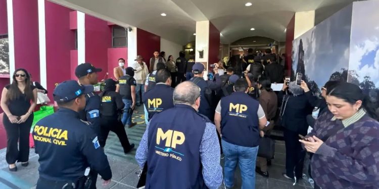 Personal del Ministerio Público ingresa al CANG durante proceso de elección de magistrado a la CC.