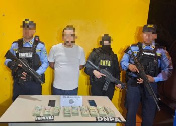 La Policía hondureña capptura a guatemalteco con 18 mil dólares en efectivo.