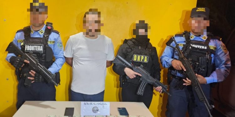 La Policía hondureña capptura a guatemalteco con 18 mil dólares en efectivo.