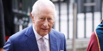 El rey Carlos III del Reino Unido se pronuncia luego de la detención de su hermano Andrés.