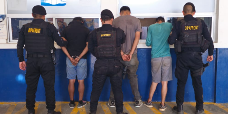 La rápida reacción policial permitió interceptar el automóvil y evitar que se consumara el ataque. / Foto: PNC.