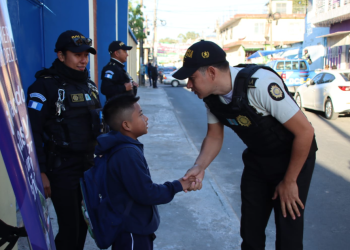 Prevención del delito y seguridad perimetral acompañan regreso a clases. / Foto: PNC