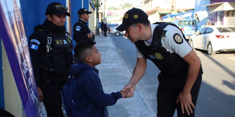 Prevención del delito y seguridad perimetral acompañan regreso a clases. / Foto: PNC