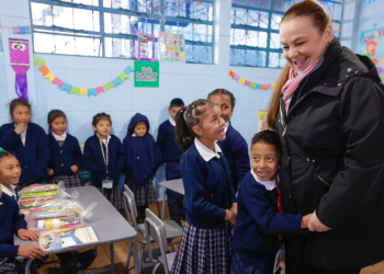 Ministra de Educación, Anabella Giracca, con estudiantes de San Marcos en el regreso a clases. / Foto: Dickéns Zamora.