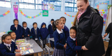 Ministra de Educación, Anabella Giracca, con estudiantes de San Marcos en el regreso a clases. / Foto: Dickéns Zamora.