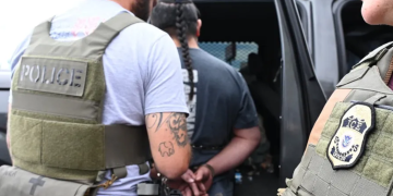 Agentes de ICE portarán cámaras corporales, afirmó la secretaria Kristi Noem. / Foto: Oficina de ICE en Denver, EFE.