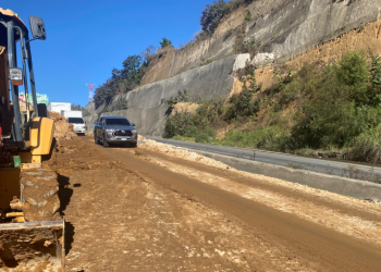 Caminos desarrolla trabajos de limpieza en el libramiento de Chimaltenango./Foto: CIV.