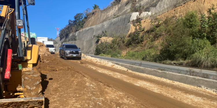 Caminos desarrolla trabajos de limpieza en el libramiento de Chimaltenango./Foto: CIV.