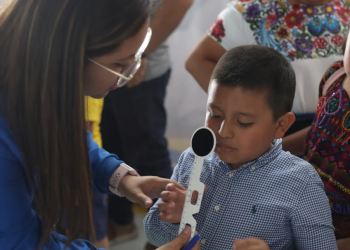 Especialistas recomiendan verificar si los menores necesitan ayuda oftalmológica en su regreso a clases. (Foto: MSPAS)