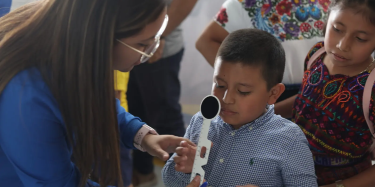 Especialistas recomiendan verificar si los menores necesitan ayuda oftalmológica en su regreso a clases. (Foto: MSPAS)