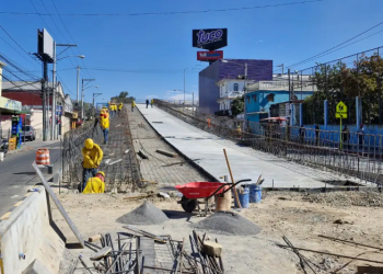 La construcción del paso a desnivel de la calzada Roosevelt avanza con la instalación de iluminación y concreto en rampas. (Foto: CIV)