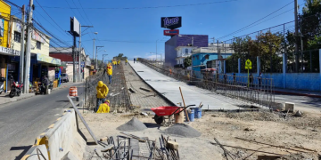 La construcción del paso a desnivel de la calzada Roosevelt avanza con la instalación de iluminación y concreto en rampas. (Foto: CIV)