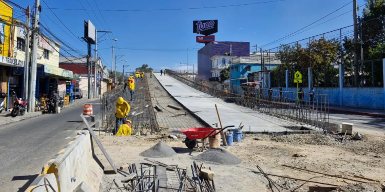 La construcción del paso a desnivel de la calzada Roosevelt avanza con la instalación de iluminación y concreto en rampas. (Foto: CIV)