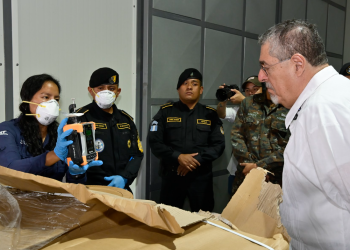 El presidente Bernardo Arévalo conoció de cerca los procesos de inspección de mercancías que lleva a cabo la Fuerza de Tarea de Facilitación del Comercio. / Foto: Álvaro Interiano.