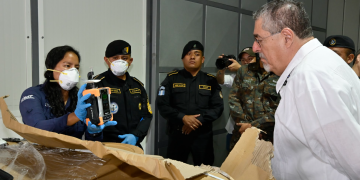 El presidente Bernardo Arévalo conoció de cerca los procesos de inspección de mercancías que lleva a cabo la Fuerza de Tarea de Facilitación del Comercio. / Foto: Álvaro Interiano.