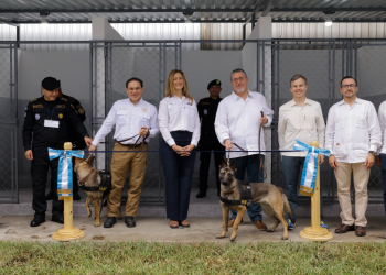 Estados Unidos entregó dos perros entrenados para fortalecer la seguridad en puerto Santo Tomás de Castilla. / Foto: Alex Jacinto.