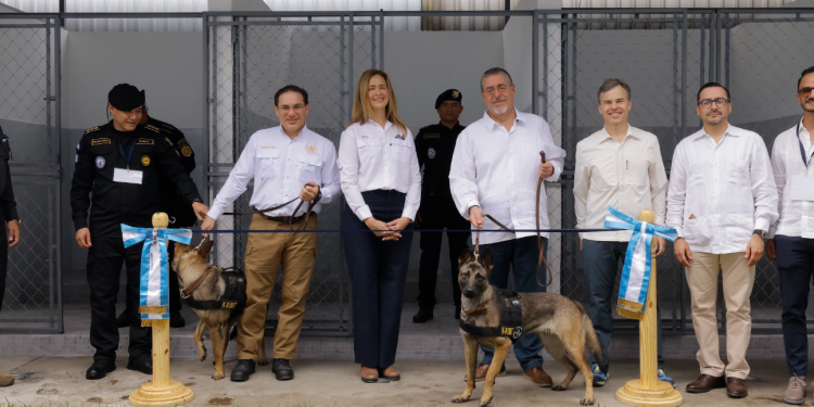 Estados Unidos entregó dos perros entrenados para fortalecer la seguridad en puerto Santo Tomás de Castilla. / Foto: Alex Jacinto.