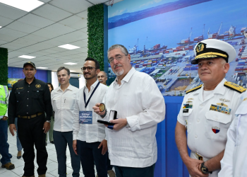 El presidente Bernardo Arévalo y el encargado de Negocios de Estados Unidos en Guatemala participaron en la presentación de esta nueva área de la Portuaria Santo Tomás de Castilla. / Foto: Álvaro Interiano.