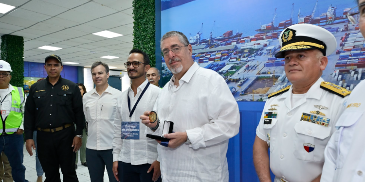 El presidente Bernardo Arévalo y el encargado de Negocios de Estados Unidos en Guatemala participaron en la presentación de esta nueva área de la Portuaria Santo Tomás de Castilla. / Foto: Álvaro Interiano.