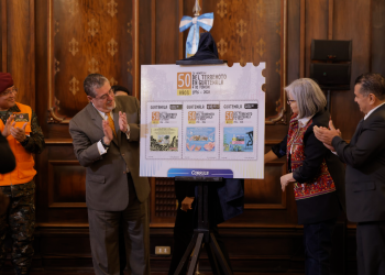 Develan sellos postales conmemorativos a 50 años del terremoto de 1976. / Foto: Gobierno de Guatemala.