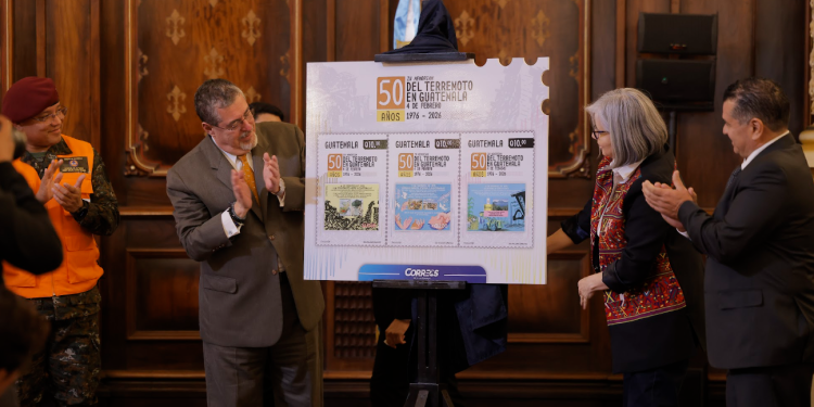 Develan sellos postales conmemorativos a 50 años del terremoto de 1976. / Foto: Gobierno de Guatemala.