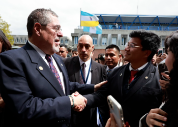 Presidente Bernardo Arévalo en la Universidad Rafael Landívar para el diálogo con jóvenes. / Foto: Noé Pérez.