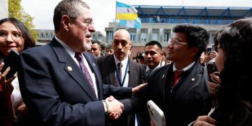 Presidente Bernardo Arévalo en la Universidad Rafael Landívar para el diálogo con jóvenes. / Foto: Noé Pérez.