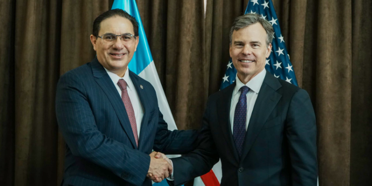 Marco Antonio Villeda, sostuvo un encuentro oficial con John M. Barret, encargado de negocios de EE.UU. / Foto: Mingob