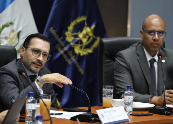 Ovalle titular de la SAT y Cruz viceministro de Antinarcóticos y Seguridad Fronteriza. / Foto: Mingob