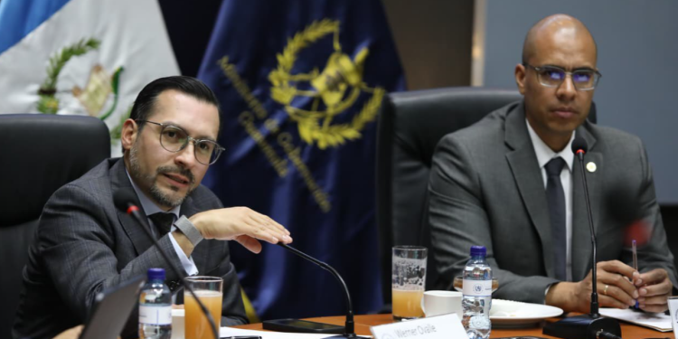 Ovalle titular de la SAT y Cruz viceministro de Antinarcóticos y Seguridad Fronteriza. / Foto: Mingob