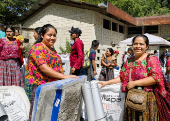 Mides entrega estufas mejoradas en Lanquín./Foto: Mides.