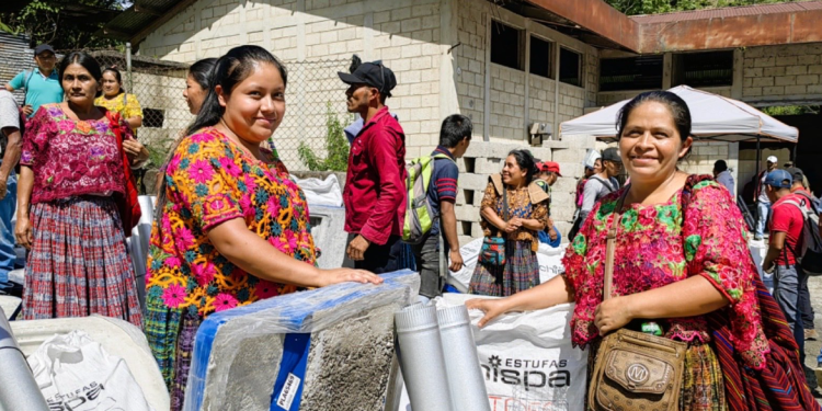 Mides entrega estufas mejoradas en Lanquín./Foto: Mides.
