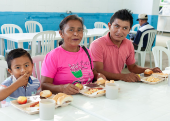 Mides lleva alimentación digna a través de su programa de Comedores Sociales./Foto: Mides.