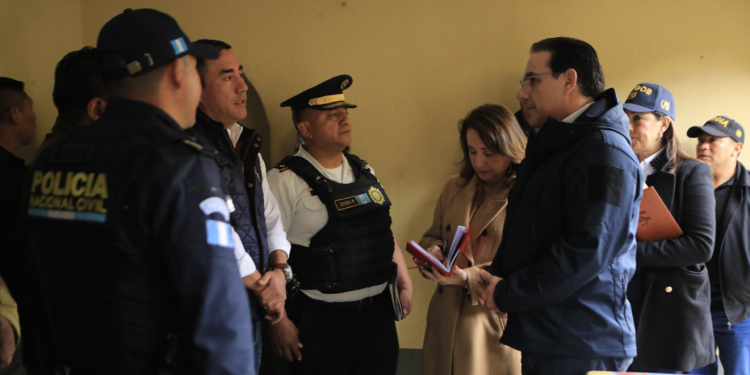 El ministro de Gobernación, Marco Antonio Villeda, realizó la semana pasada una gira de trabajo en el departamento de Chimaltenango. / Foto: Mingob