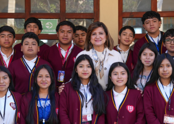 Vicepresidenta participa en la entrega de kits para Clubes de Ciencias en Uspantán, Quiché. (Foto: Vicepresidencia de la República)