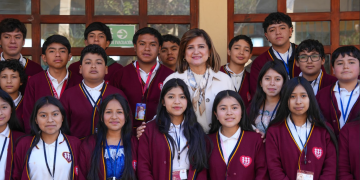 Vicepresidenta participa en la entrega de kits para Clubes de Ciencias en Uspantán, Quiché. (Foto: Vicepresidencia de la República)