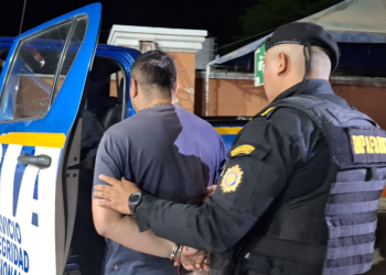 El detenido fue identificado como César N, de 37 años, quien se movilizaba a bordo de un vehículo tipo picop. / Foto: PNC