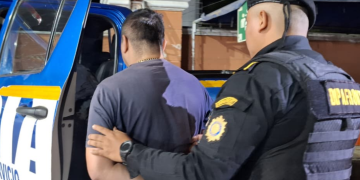 El detenido fue identificado como César N, de 37 años, quien se movilizaba a bordo de un vehículo tipo picop. / Foto: PNC