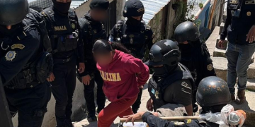 Allanamiento en zona 18. / Foto: Mingob