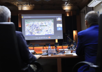 Reunión de la mesa técnica para buscar el bloqueo de señal telefónica en las cárceles. / Foto: Mingob.