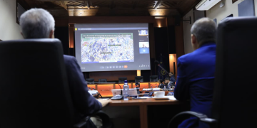 Reunión de la mesa técnica para buscar el bloqueo de señal telefónica en las cárceles. / Foto: Mingob.