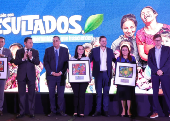 El reconocimiento fue recibido por Rina Méndez, encargada de Planeamiento del MAGA, quien resaltó que este logro refleja el esfuerzo conjunto entre los sectores público y privado. / Foto: MAGA.