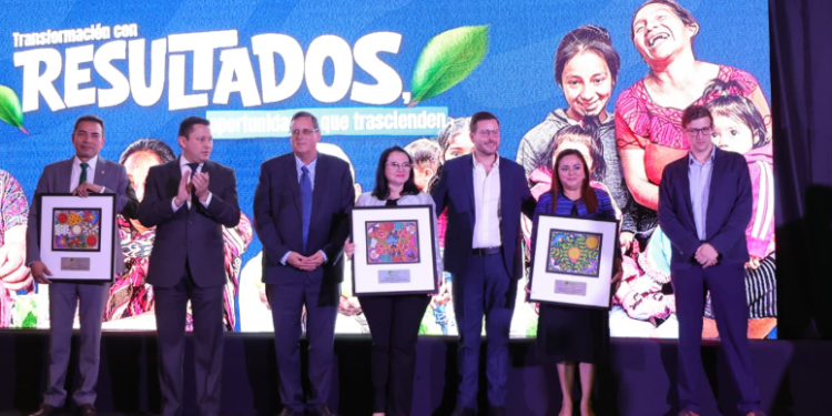 El reconocimiento fue recibido por Rina Méndez, encargada de Planeamiento del MAGA, quien resaltó que este logro refleja el esfuerzo conjunto entre los sectores público y privado. / Foto: MAGA.