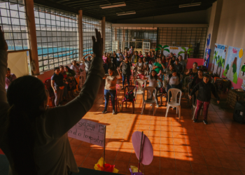 SBS impulsa talleres de crianza positiva a través de Educando en Familia