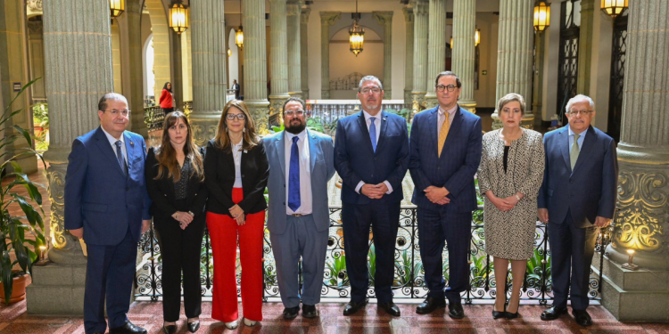 El Presidente se reunió con la misión de la OEA que observa los procesos de elecciones de segundo grado. / Foto: Byron de la Cruz.