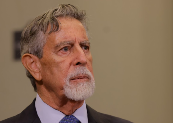 Expresidente de Perú Francisco Sagasti comparte su perspectiva sobre la democracia en Guatemala. (Foto: Alex Jacinto)