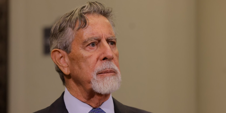 Expresidente de Perú Francisco Sagasti comparte su perspectiva sobre la democracia en Guatemala. (Foto: Alex Jacinto)