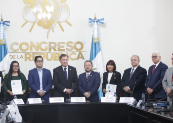 Comisión de Postulación entregó la nómina de 20 candidatos para magistrados del TSE