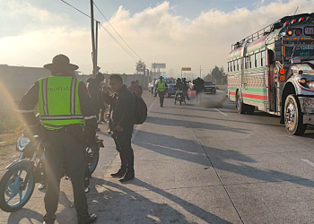 Provial y el Departamento de Tránsito de la PNC accionan contra las carreras clandestinas en la ruta Interamericana. / Foto: Provial.