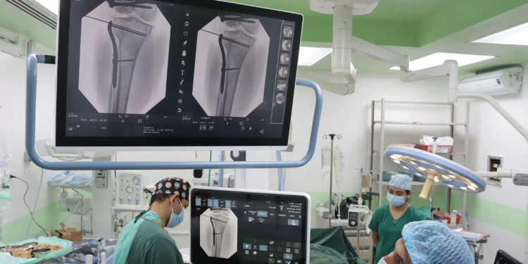 Nuevo equipo aliado dentro del quirófano fortalece la atención en el Hospital de Totonicapán. (Foto: MSPAS)